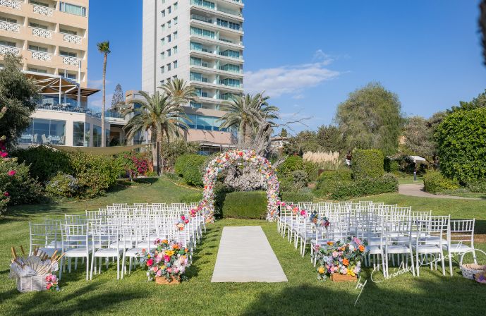 //www.jet2holidays.com/-/media/custom overview images/j2w/st raphaels resort/sarah  naief  web optimized84x2.jpg